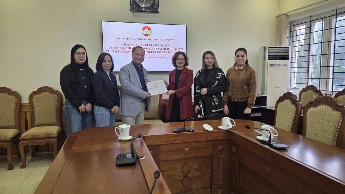 Phó Tổng Biên tập Nguyễn Đăng Khang làm việc với Ủy ban MTTQ Việt Nam tỉnh Hưng Yên về Giải thưởng “Vinh danh Người truyền lửa”.