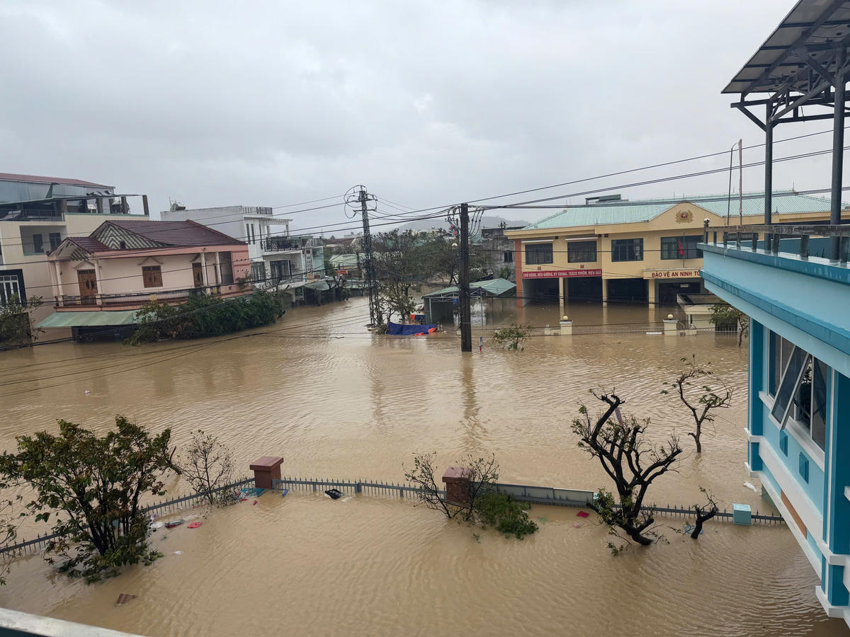 Công tác cấp điện trở lại trên địa bàn miền Trung gặp khó khăn do ngập lụt, chia cắt. Ảnh: Ngọc Thạch.
