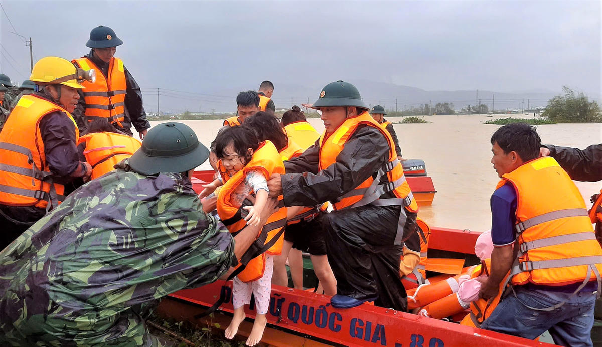 Cán bộ, chiến sĩ Sư đoàn 31 ưu tiên đưa các em nhỏ vùng ngập lụt đến nơi an toàn. Ảnh: CV.