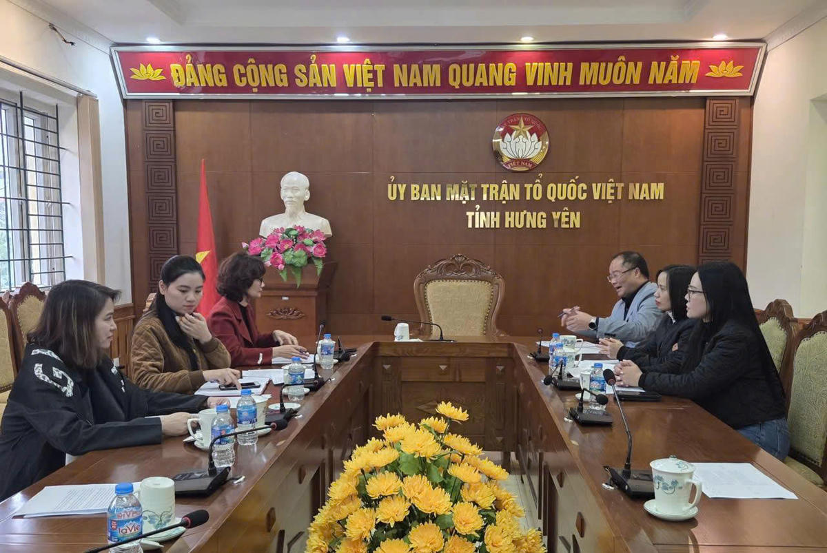 Phó Tổng Biên tập Nguyễn Đăng Khang làm việc với Ủy ban MTTQ Việt Nam tỉnh Hưng Yên về Giải thưởng “Vinh danh Người truyền lửa”.