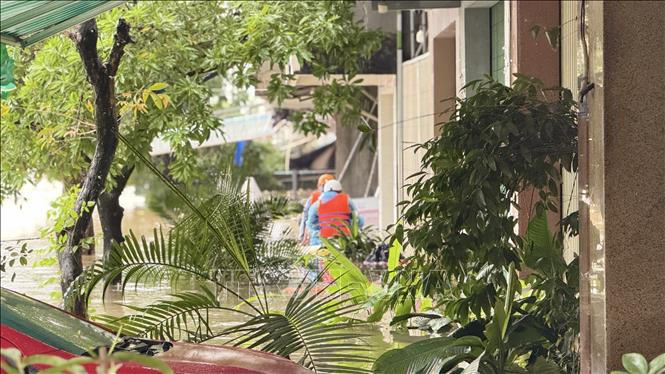 Dùng chèo súp đến từng hộ dân ngập lụt.