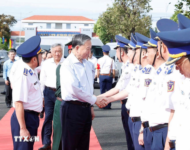 Tổng Bí thư Tô Lâm với các đại biểu Bộ Tư lệnh Vùng Cảnh sát Biển 4. (Ảnh: Thống Nhất/TTXVN)