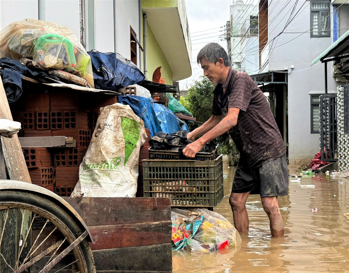 Người dân phường Quy Nhơn Đông khẩn trường dọn dẹp đồ đạc. Ảnh: Đ.Sang.