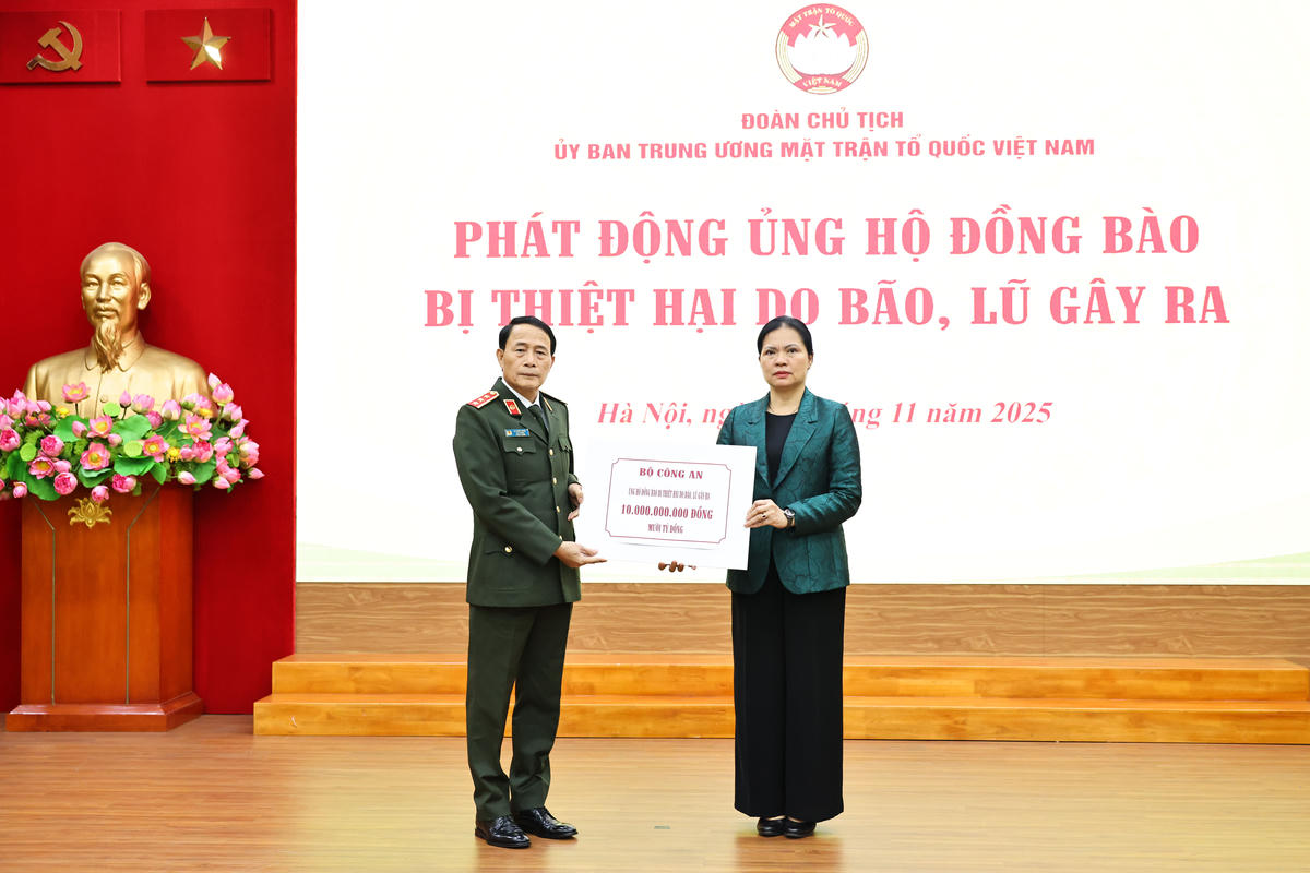 Phó Chủ tịch Hà Thị Nga tiếp nhận ủng hộ từ Bộ Công an.