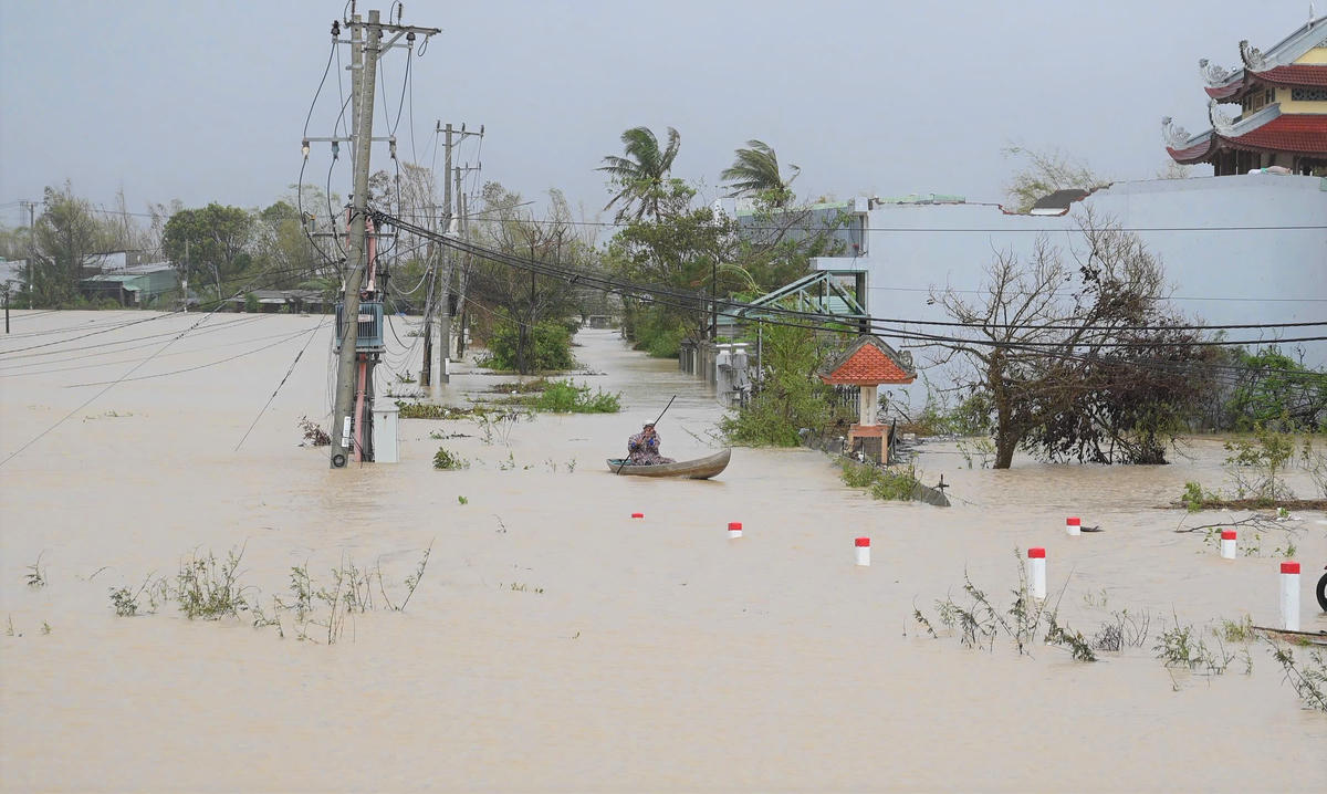 Nhiều khu dân cư ở vùng trũng tỉnh Gia Lai vẫn còn ngập sâu. Ảnh: Tấn Thành.