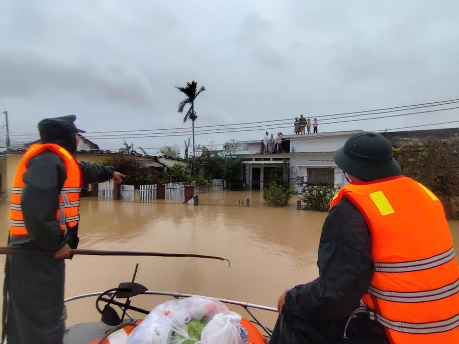 Ban Chỉ huy Phòng thủ khu vực 1- Hoài Nhơn Nam, tỉnh Gia Lai băng qua lũ dữ tiếp tế lương thực cho người dân vùng cô lập. Ảnh: CV.
