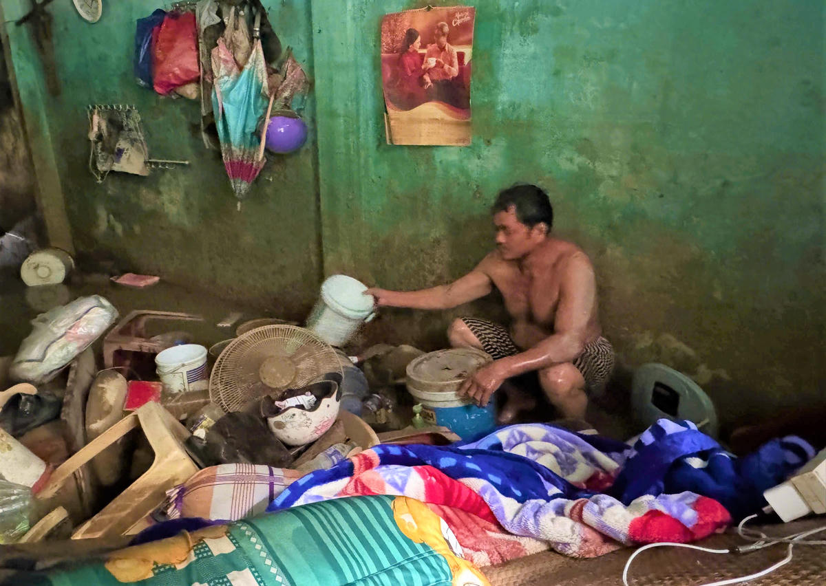 Đồ đạc trong ngôi nhà ông Nguyễn Nhi hư hỏng sau 2 ngập nước sâu. Ảnh: Đ.Sang.