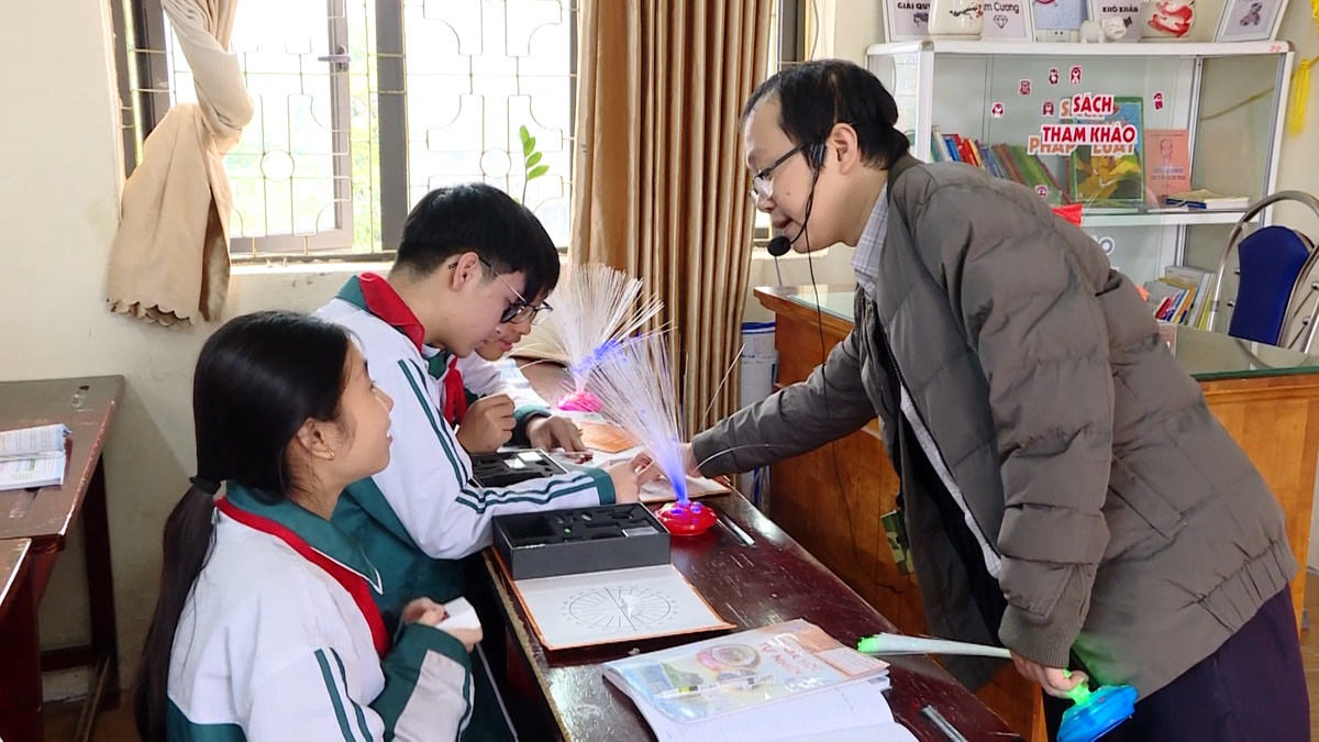 Thầy Tú dạy học với tư duy rất sáng tạo, tập trung cao vào việc tiếp nhận kiến thức của học sinh. Ảnh: Đình Minh