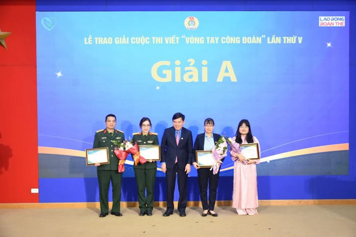  Phó Chủ tịch Tổng LĐLĐ Việt Nam Nguyễn Xuân Hùng trao giải A cho các tác giả có tác phẩm xuất sắc.