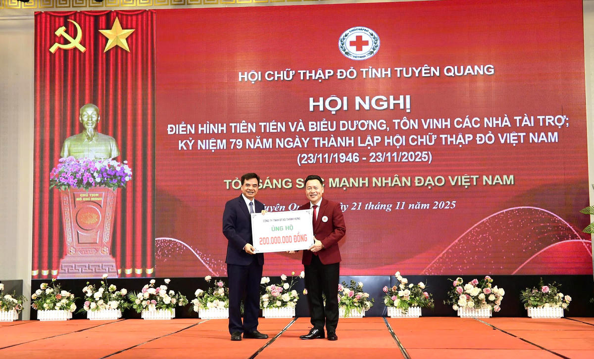 Lãnh đạo Hội CTĐ tỉnh Tuyên Quang tiếp nhận ủng hộ của nhà tài trợ trên địa bàn tỉnh. Ảnh: T.Đ