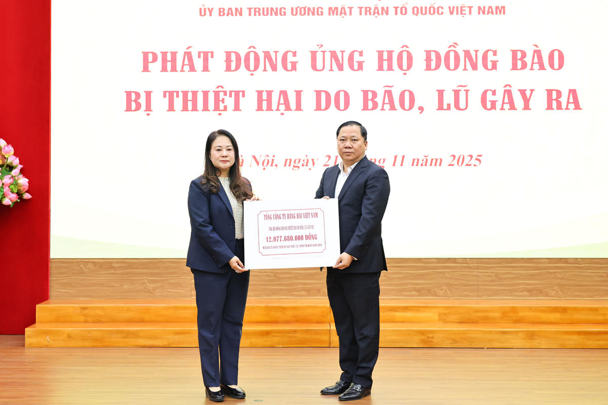 Phó Bí thư Đảng ủy MTTQ, các đoàn thể Trung ương Nguyễn Phi Long tiếp nhận ủng hộ từ Tổng Công ty Hàng hải Việt Nam.