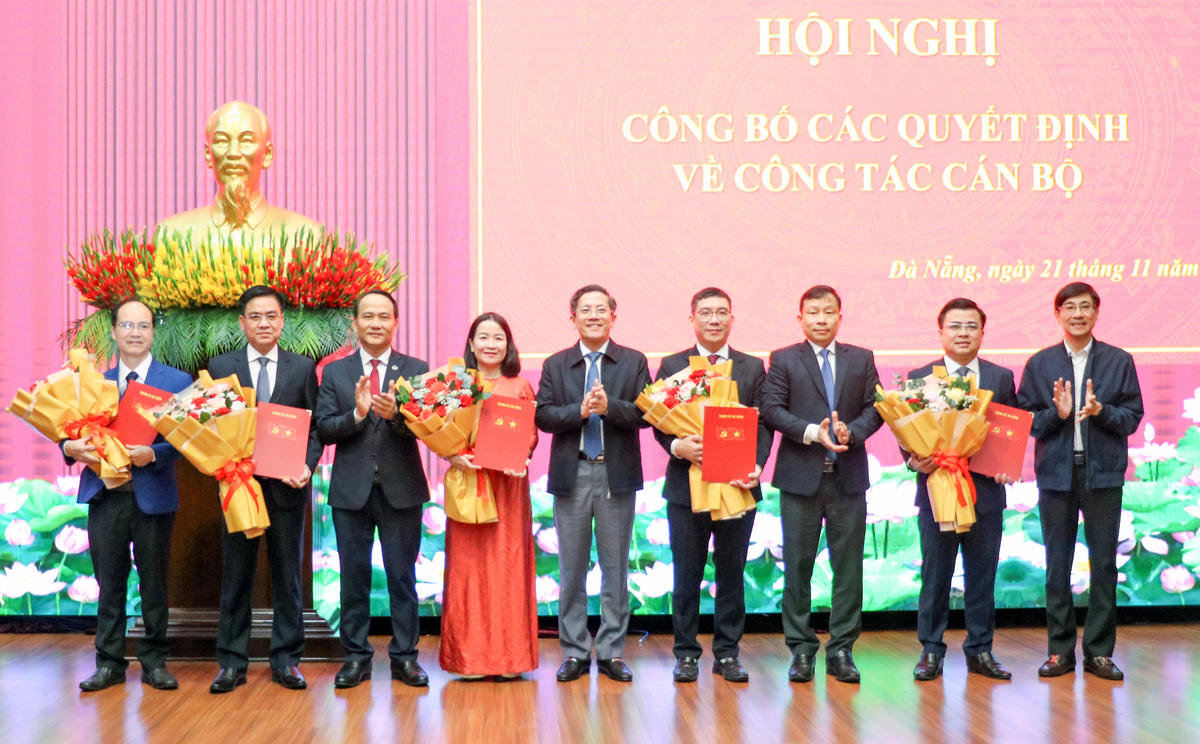 Các lãnh đạo được bổ nhiệm nhận quyết định và hoa chúc mừng (từ trái sang): Ông Nguyễn Tấn Hải; ông Lê Tấn Dũng; bà Lê Thủy Trinh; ông Nguyễn Minh Đức và ông Phạm Mạnh Hùng. Ảnh: Mai Quang.