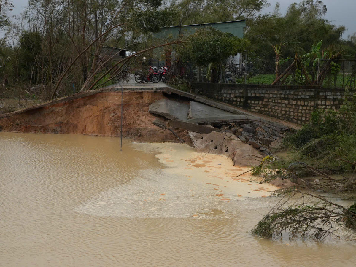 Đoạn kè Luật Lễ ở xã Tuy Phước, tỉnh Gia Lai bị nước lũ làm sạt lở đất đá hư hỏng. Ảnh: Tấn Thành.