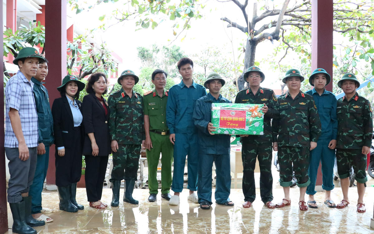 Đoàn công tác của Tổng cục Chính trị QĐND Việt Nam tặng quà cho lực lượng chức năng giúp dân vùng lũ ở Gia Lai. Ảnh: CV.