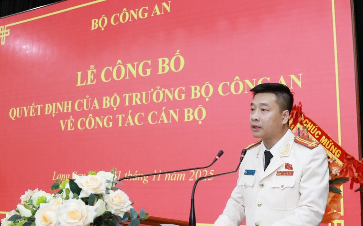 Thượng tá Vũ Thanh Tùng, tân Giám đốc Công an tỉnh Lạng Sơn phát biểu nhận nhiệm vụ. Ảnh: Hoàng Huấn.