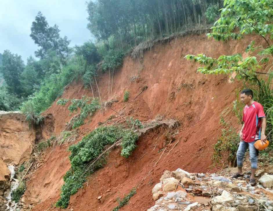Tuyến đường từ trung tâm UBND xã Cà Đam đi thôn Tang bị đứt gãy chiều dài 50m. Ảnh: CV.