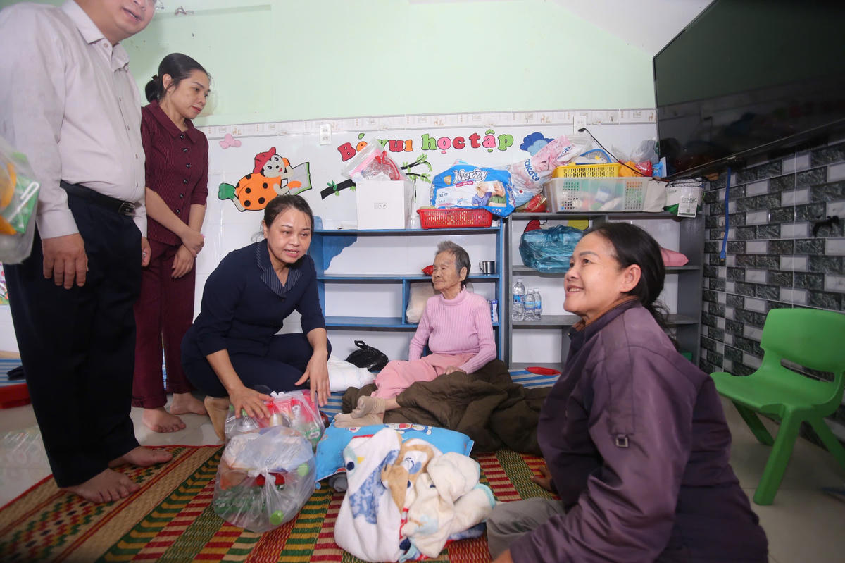 Phó Chủ tịch -Tổng Thơ ký Ủy ban Trung ương Mặt trận Tổ quốc Việt Nam Nguyễn Thị Thu Hà,  đến thăm và tặng quà cho bà con ở xã Diên Điền, tỉnh Khánh Hòa.