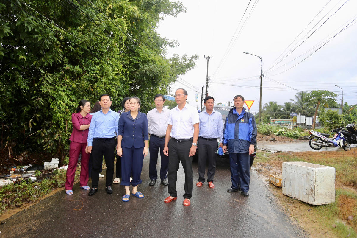 Đoàn công tác của Ủy ban MTTQ Việt Nam đến thăm hỏi và tặng quà cho các gia đình bị ảnh hưởng mưa lũ ở Khánh Hòa. (ảnh Thùy Trang)