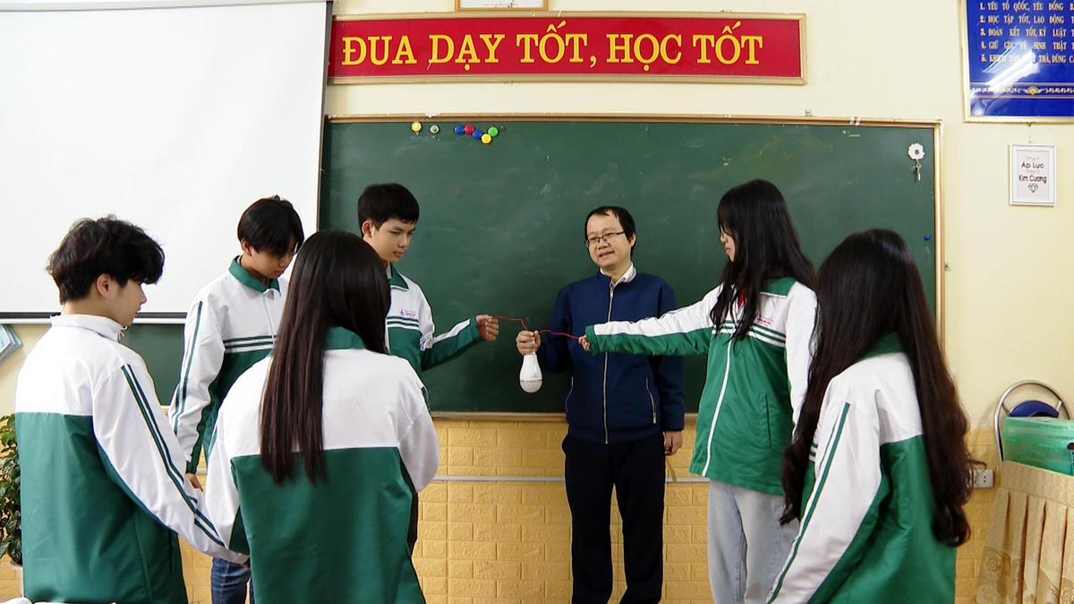 Động lực sáng tạo của thầy Tú không chỉ tới từ các em học sinh, mà còn là từ những đồng nghiệp ở vùng cao biên giới. Ảnh: NB