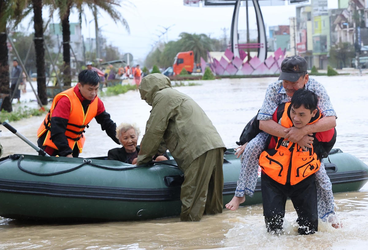 Lực lượng chức năng tỉnh Gia Lai cõng người già đưa đến nơi an toàn. Ảnh: CV.