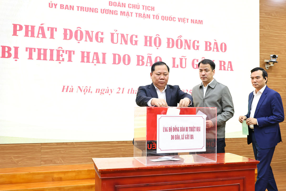 Phó Bí thư Đảng ủy MTTQ, các đoàn thể Trung ương Nguyễn Phi Long và các đại biểu ủng hộ đồng bào bị thiệt hại do bão, lũ gây ra.