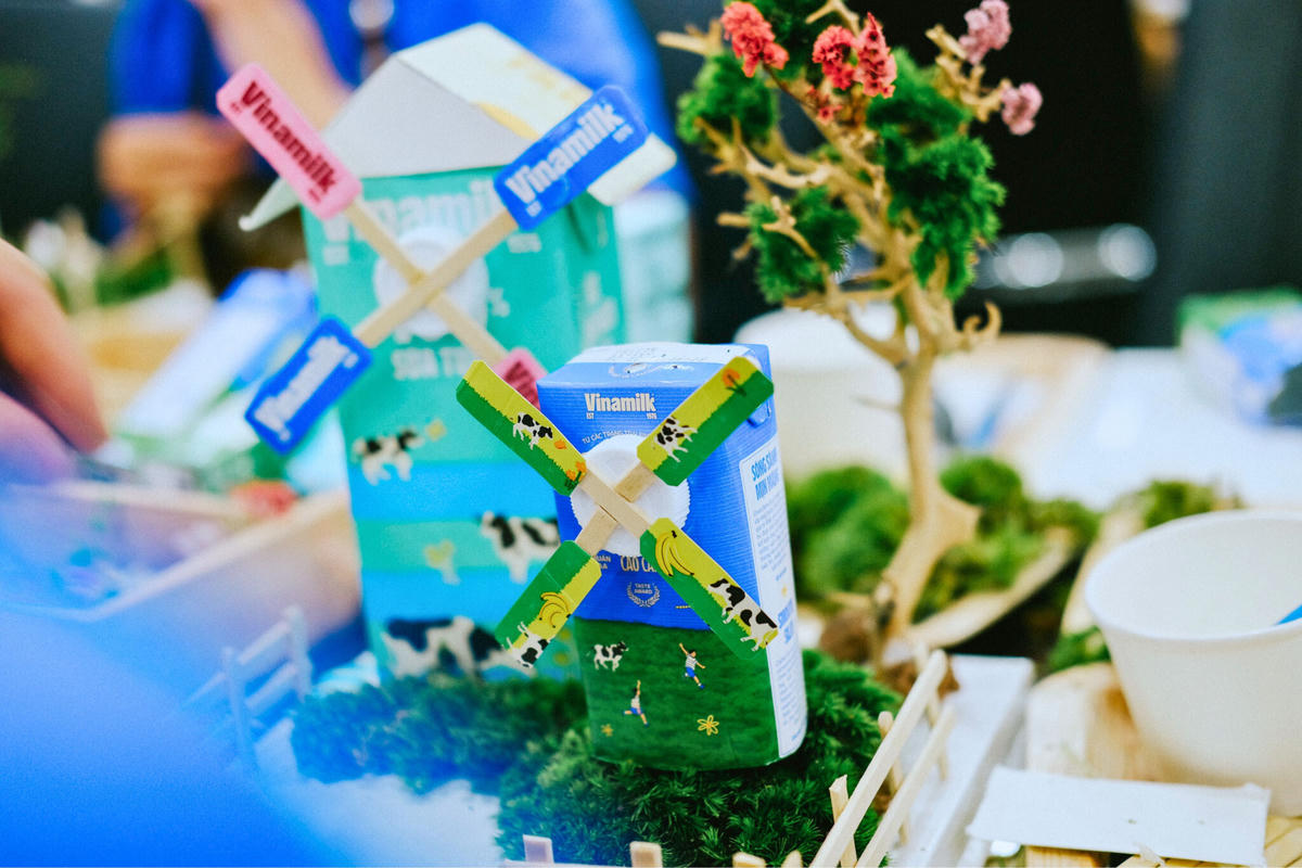 Những chiếc vỏ hộp sữa Vinamilk được “tái sinh” thành những mô hình xinh xắn (Ảnh: Minh Anh).