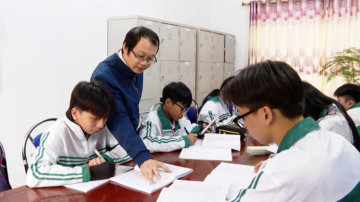 Năm 2010, thầy Tú trở về quê hương, công tác tại&nbsp;Trường THCS Trương Hán Siêu. Ảnh: Minh Tú