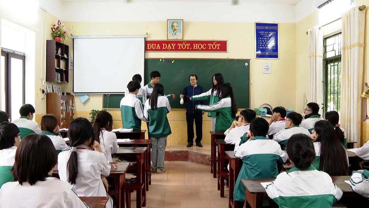 Lớn lên trong nghịch cảnh nhưng thầy Trần Minh Tú đã vượt qua mọi khó khăn để thực hiện ước mơ của mình. Ảnh: NB