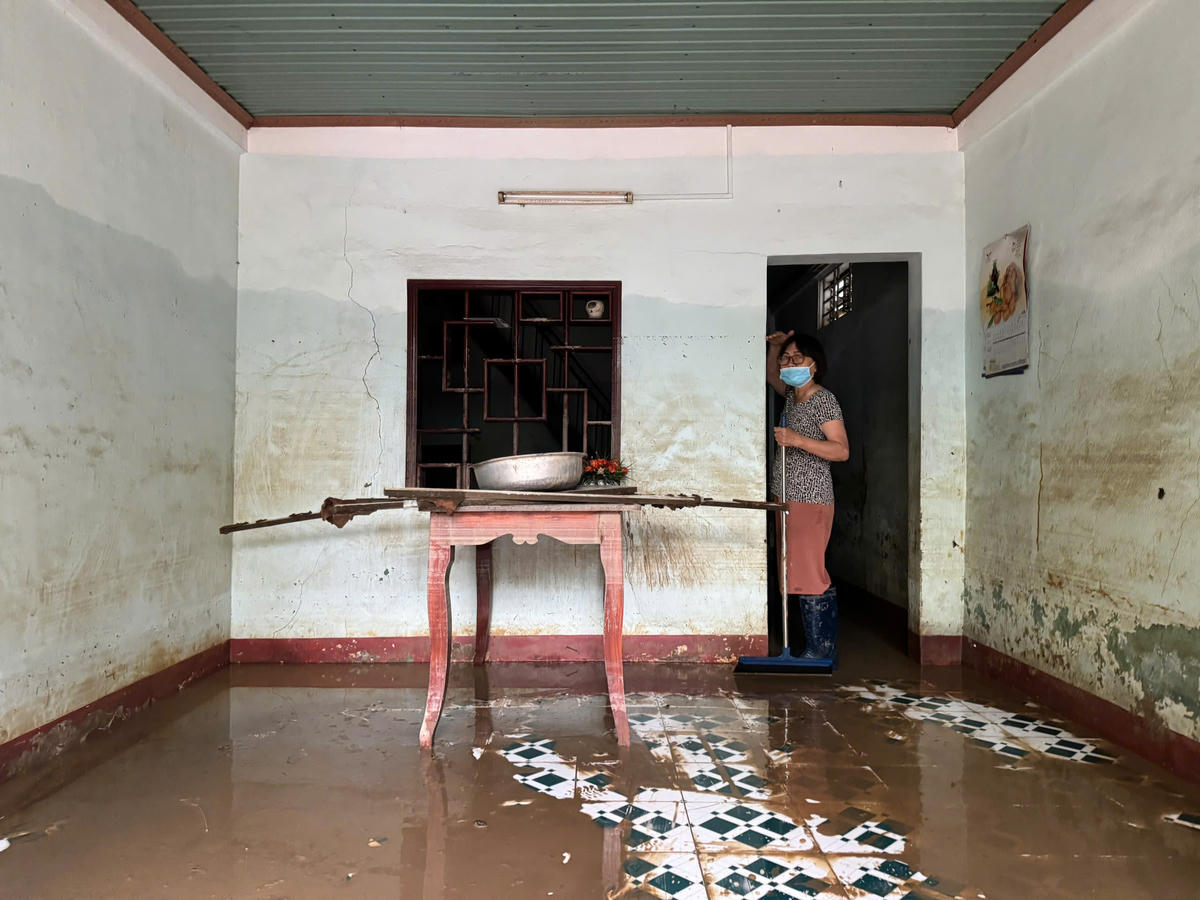 Nước lũ rút xuống khiến một căn nhà dân tràn ngập bùn non. Ảnh: T.Thành.