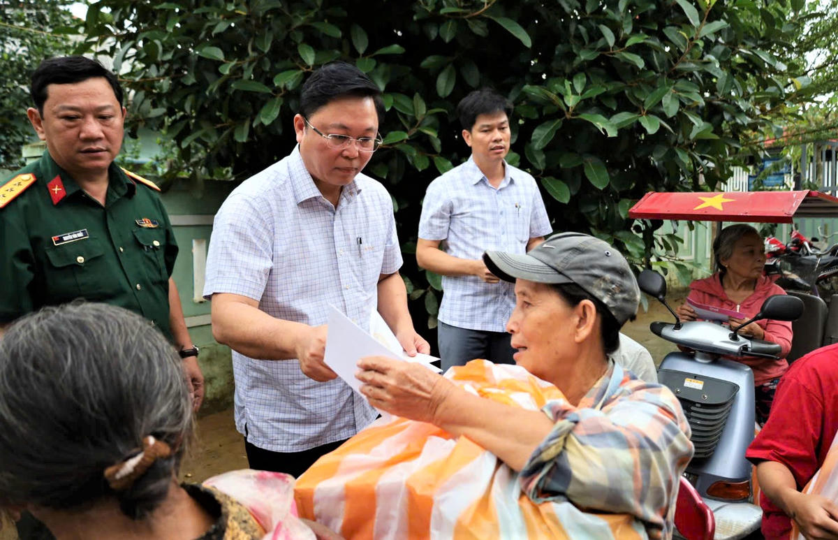 Chủ tịch Ủy ban MTTQ Việt Nam TP Đà Nẵng Lê Trí Thanh thăm hỏi, tặng quà bà con vùng lũ. Ảnh: C.Đại.