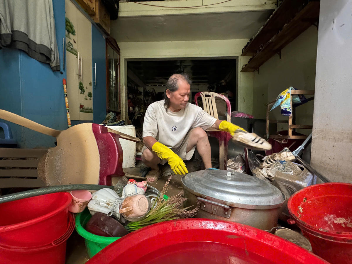 Người dân phường Quy Nhơn Đông khẩn trường dọn dẹp đồ đạc. Ảnh: C.Đại.