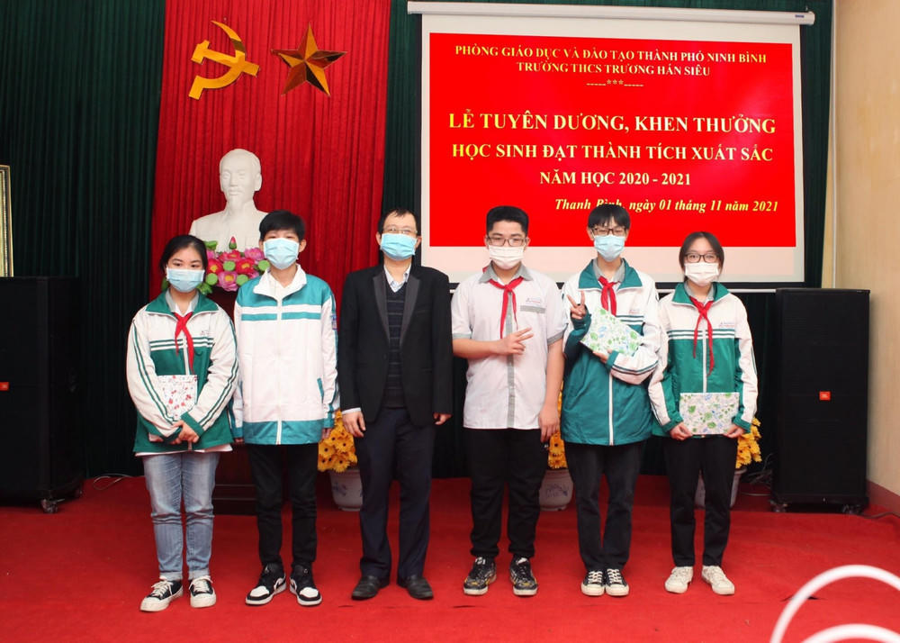 Nhiều thủ khoa Vật lý của Trường THPT chuyên Lương Văn Tuỵ là học trò của thầy Tú. Ảnh: Minh Tú