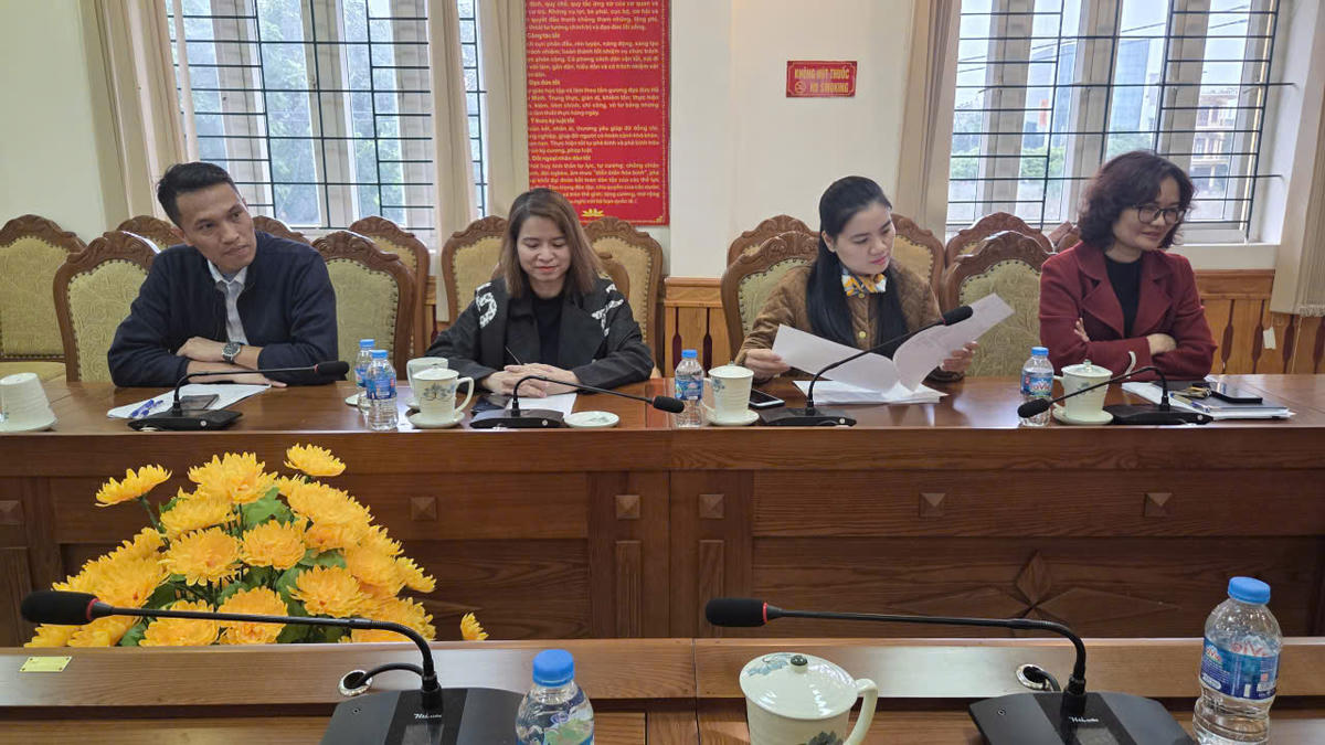 Chị Nguyễn Thanh Thúy (thứ hai từ trái qua) trong lần cùng lãnh đạo Ủy ban MTTQ tỉnh Hưng Yên làm việc với Ban biên tập Báo Đại đoàn kết về Chương trình "Vinh danh người truyền lửa". Ảnh: Nam Dương.