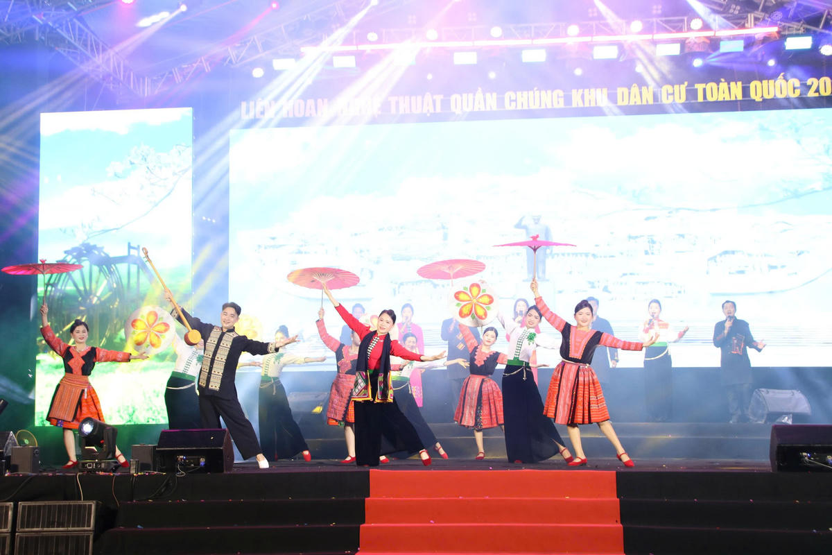 Tinh thần đoàn kết lan tỏa qua từng tiết mục đã tạo nên một không gian văn hóa đầy cảm xúc
