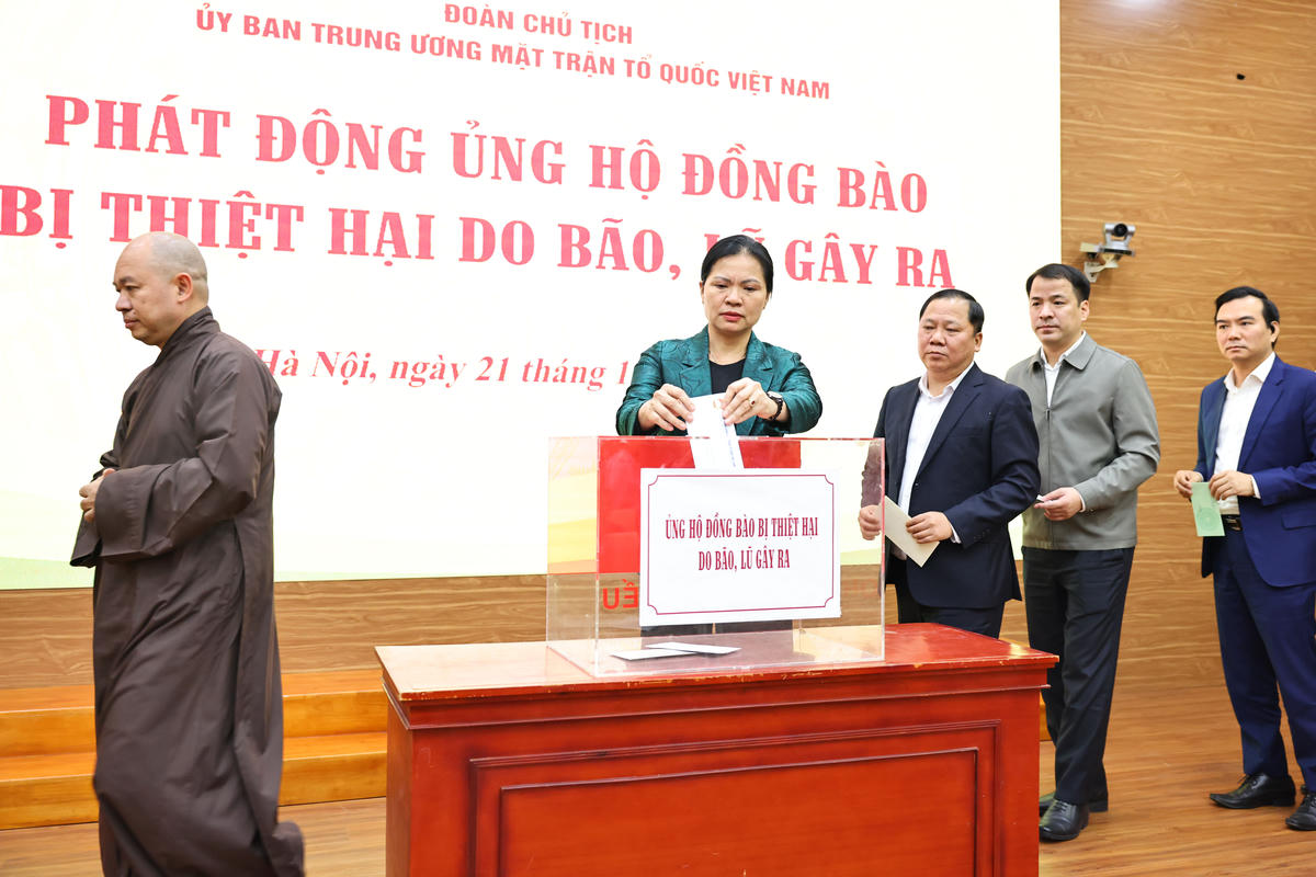 Phó Chủ tịch Hà Thị Nga và các đại biểu ủng hộ đồng bào bị thiệt hại do bão, lũ gây ra.