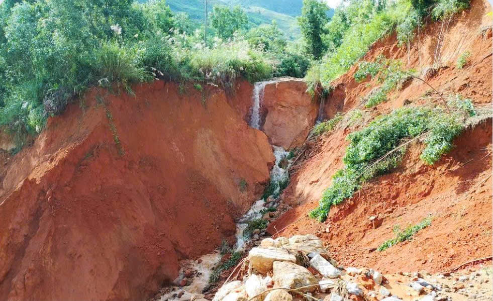 Tuyến đường từ trung tâm UBND xã Cà Đam đi thôn Tang bị đứt gãy, sạt lở nghiêm trọng. Ảnh: CV.