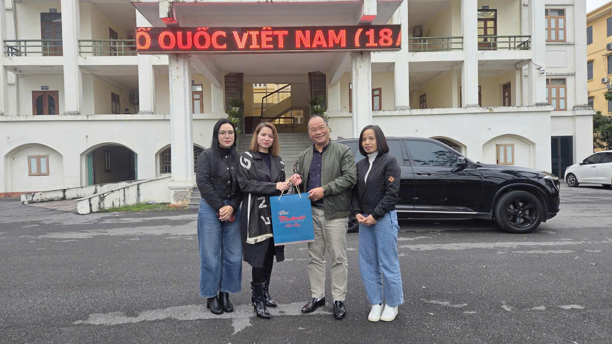 Tiến sỹ Nguyễn Đăng Khang, Phó Tổng biên tập Báo Đại đoàn kết tặng quà chị Nguyễn Thanh Thúy trong lần gặp mặt mới đây tại quê chị, tỉnh Hưng Yên. Ảnh: Nam Dương.