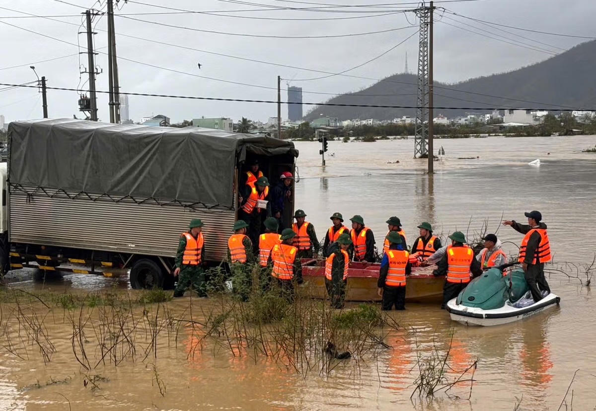 Lực lượng quân đội tiếp tế thực phẩm người dân vùng cô lập xã Tuy Phước, tỉnh Gia Lai. Ảnh: CV