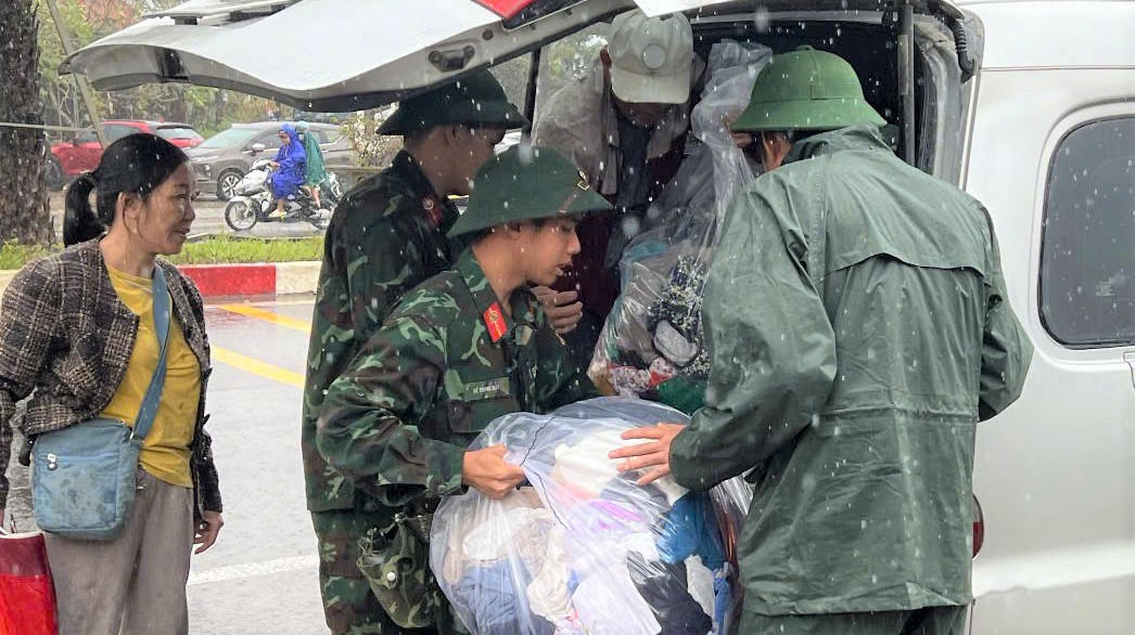 Bộ Chỉ huy Quân sự tỉnh Gia Lai tiếp phân bổ hàng cứu trợ cho bà con vùng lũ. Ảnh: CV.
