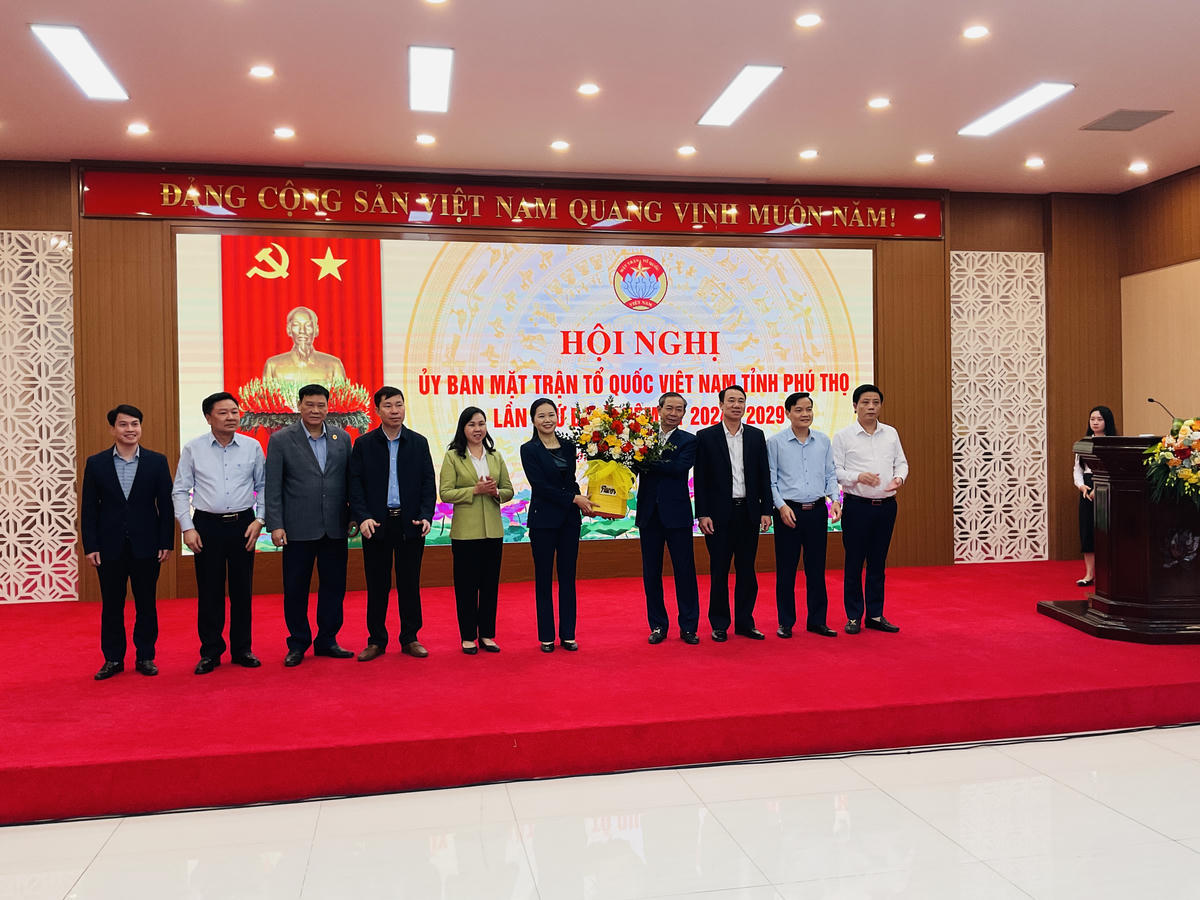 Ông Đinh Công Thực, Phó Chủ tịch Thường trực Uỷ ban MTTQ Việt Nam tỉnh Phú Thọ tặng hoa chúc mừng&nbsp;bà Bùi Thị Minh.