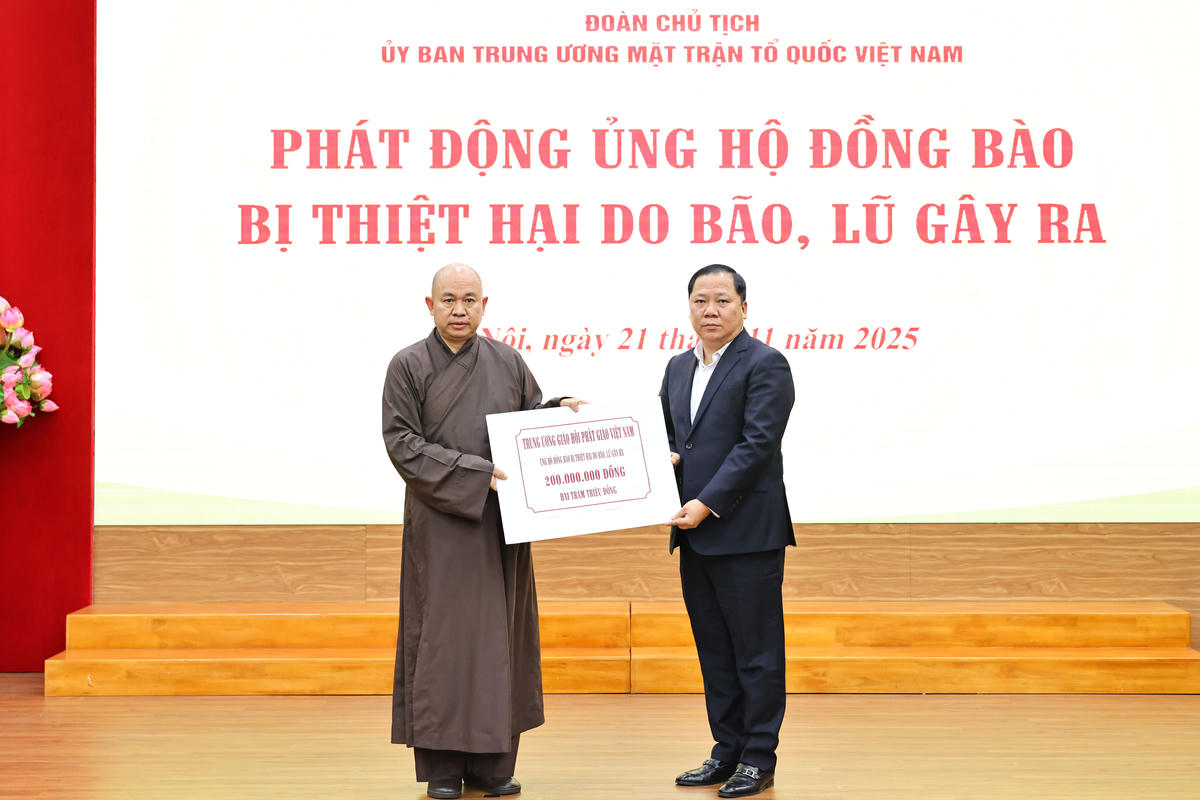 Phó Bí thư Đảng ủy MTTQ, các đoàn thể Trung ương Nguyễn Phi Long tiếp nhận ủng hộ từ Trung ương Giáo hội Phật giáo Việt Nam.