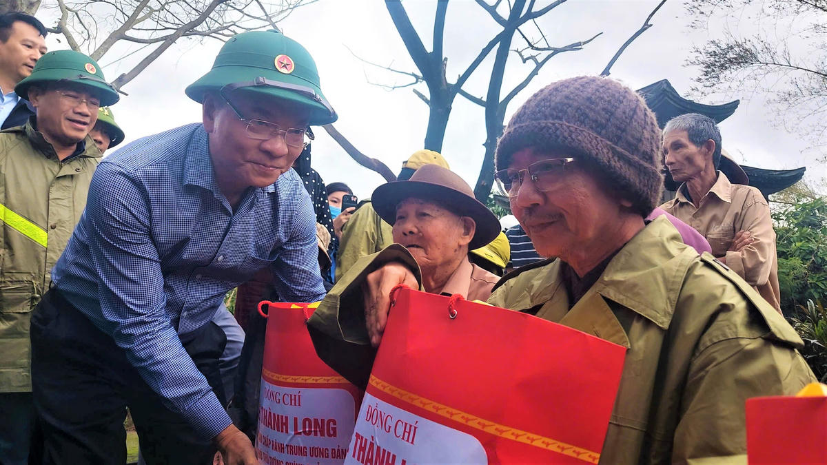 Phó Thủ tướng Lê Thành Long tặng quà cho bà con vùng lũ ở xã Tuy Phước, tỉnh Gia Lai. Ảnh: Đình Sang.