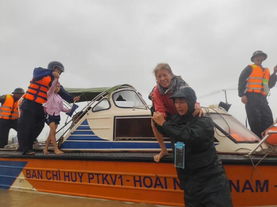 Lực lượng của Bộ CHQS tỉnh Gia Lai đưa người dân ra khỏi vùng bị ngập lụt sâu. Ảnh: CV.