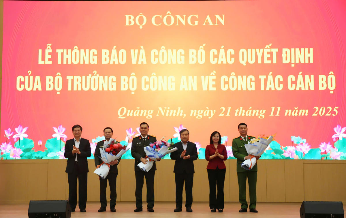 Thường trực Tỉnh ủy, HĐND, UBND tỉnh Quảng Ninh tặng hoa chúc mừng Thượng tá Cù Quốc Thắng, Thượng tá Phạm Văn Dũng, Thượng tá Bùi Duy Hưng nhận nhiệm vụ mới. Ảnh: MInh Đức.