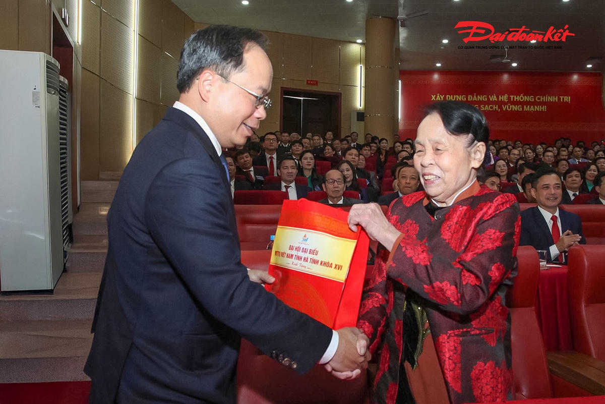 Bí thư Tỉnh ủy Hà Tĩnh Nguyễn Duy Lâm tặng quà, hỏi thăm sức khỏe Mẹ Việt Nam Anh hùng và Anh hùng Lực lượng vũ trang Nhân dân. Ảnh: Hạnh Nguyên.