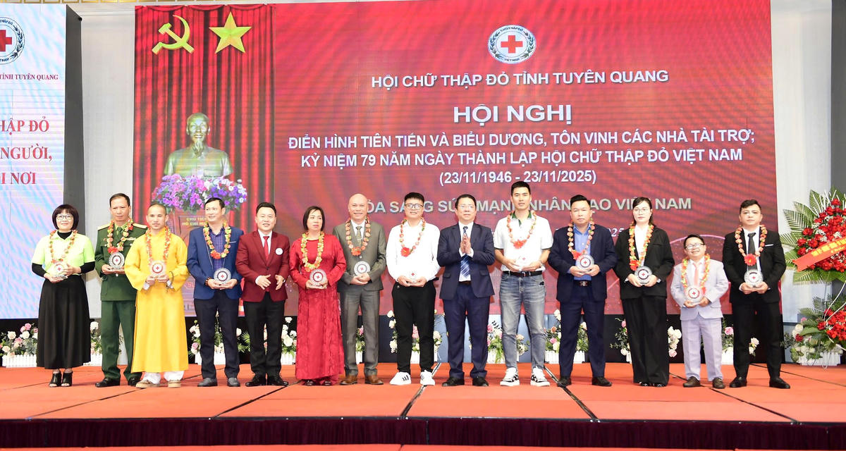 Ông Trần Mạnh Lợi, Trưởng Ban Tuyên giáo và Dân vận Tỉnh ủy Tuyên Quang và lãnh đạo Hội CTĐ trao biểu trưng tôn vinh các đơn vị có thành tích trong hoạt động nhân đạo trên địa bàn tỉnh. Ảnh: T.Đ