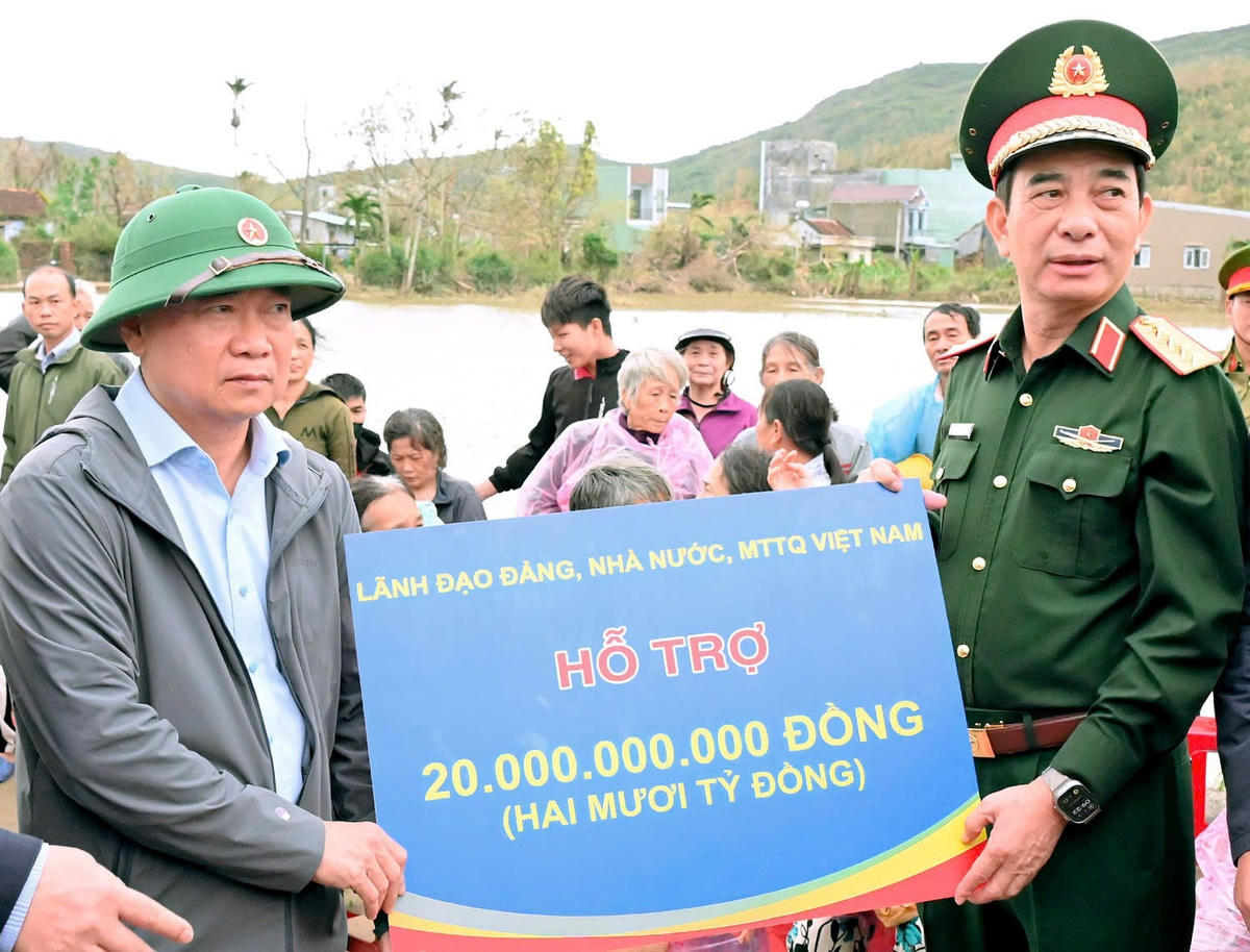  Ngày 22/11, Đại tướng Phan Văn Giang trao số tiền 20 tỷ đồng từ nguồn vận động của Ban Vận động cứu trợ Trung ương tới nhân dân tỉnh Gia Lai.