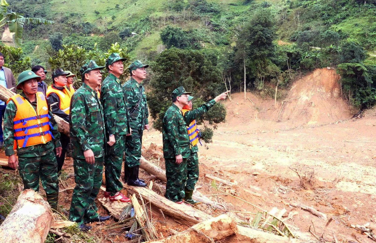 Thiếu tướng Võ Tiến Nghị, Phó Tư lệnh BĐBP kiểm tra hiện trường vụ sạt lở núi tại xã Hùng Sơn. Ảnh: CV.