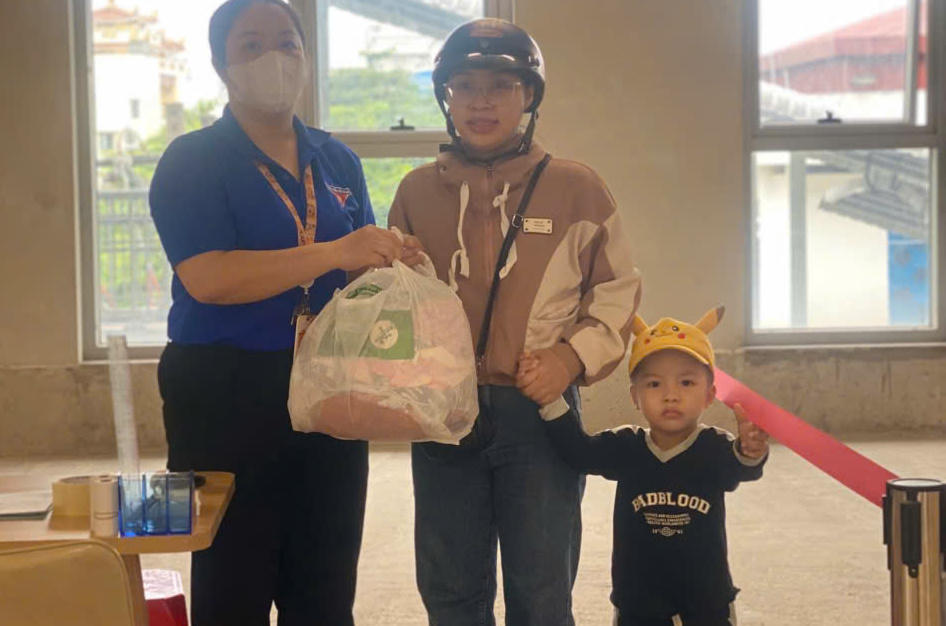 Những món quà nhỏ bé đầy tình người của người dân TP Hồ Chí Minh san sẻ với đồng bào miền Trung trong lũ lụt. Ảnh: M.T.