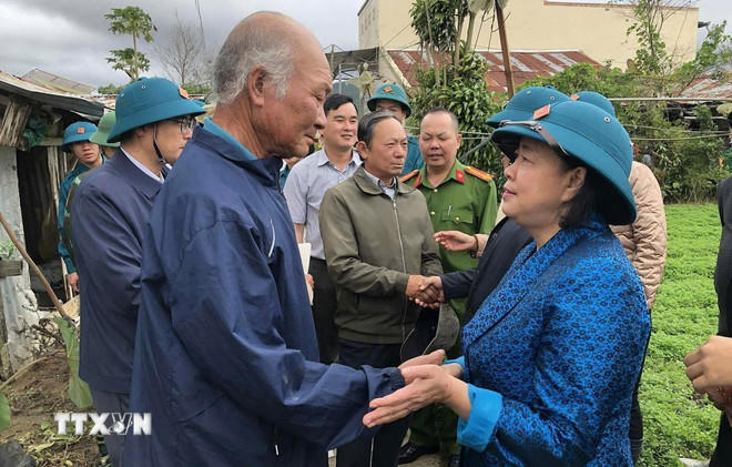 Bà Bùi Thị Minh Hoài, Ủy viên Bộ Chính trị, Bí thư Trung ương Đảng, Chủ tịch Ủy ban Trung ương Mặt trận Tổ quốc Việt Nam thăm hỏi và tặng quà cho các hộ dân chịu thiệt hại do mưa lũ trên địa bàn xã Ka Đô. (ẢNh: TTXVN phát)